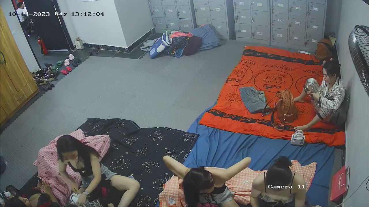 酒店摄像头破解真实记录技师房的美女技师们干啥的都有阿1