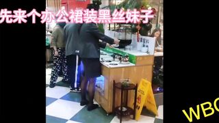 大神潜入火锅店女厕全景偷拍众多的小姐姐 各种极品鲍鱼完美呈现1