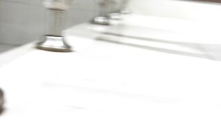 大神携带高清设备潜入商城女厕 偷拍多位美女各种粉嫩的鲍鱼