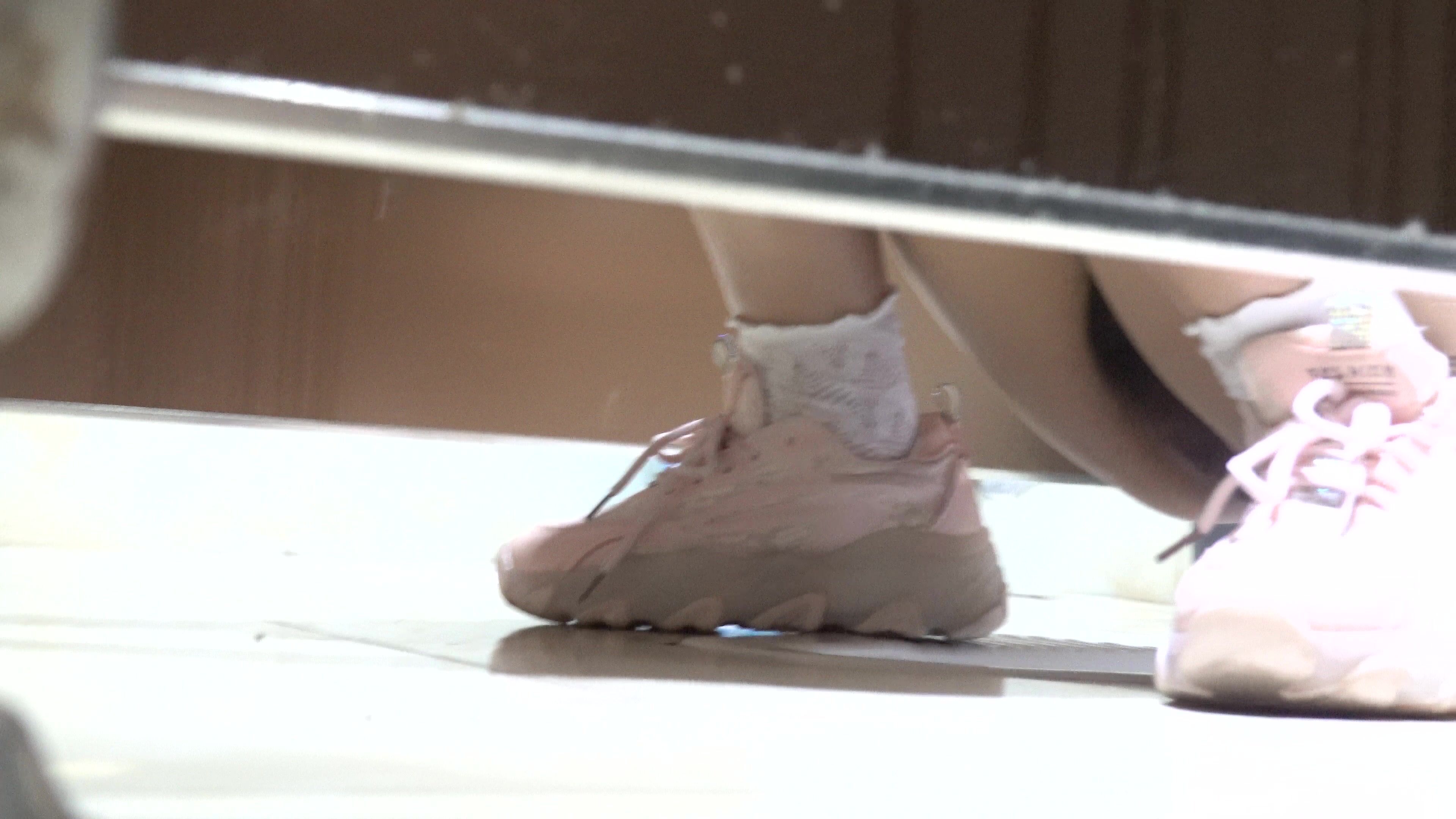 大神携带高清设备潜入商城女厕 偷拍多位美女各种粉嫩的鲍鱼