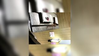 洗浴会所内部员工 躲藏通风管道设备放置包内偷拍更衣室的女浴客拍到几个高挑靓妹