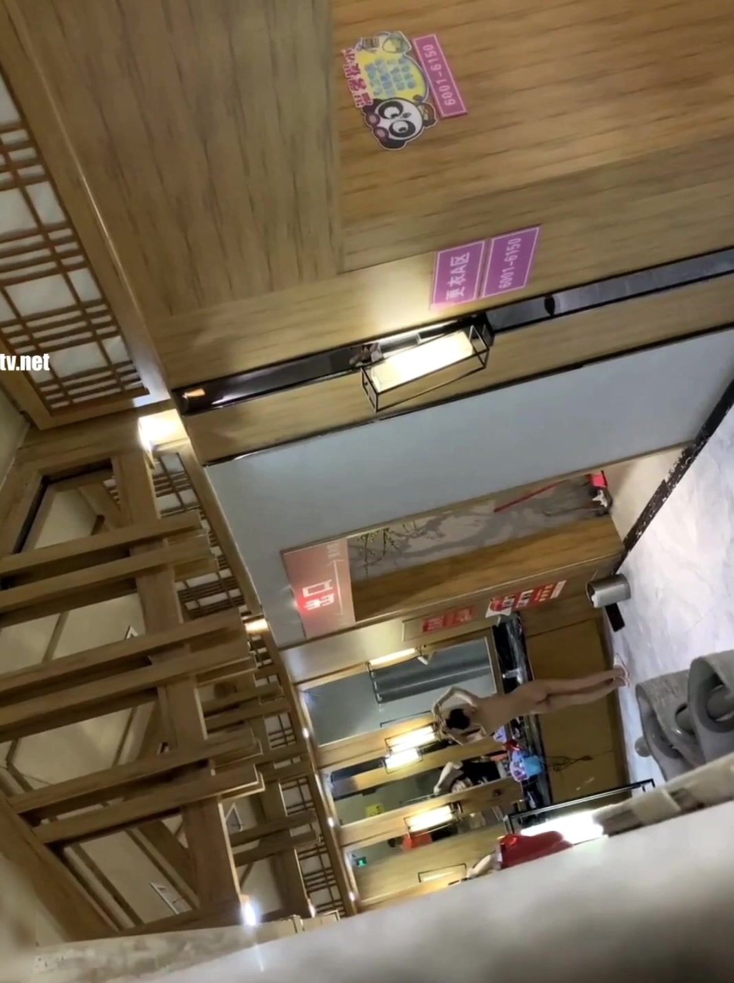 洗浴会所内部员工 躲藏通风管道设备放置包内偷拍更衣室的女浴客拍到几个高挑靓妹