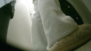 大神潜入KTV女厕女厕全景偷拍多位美女 还有一位在里面打跑的情侣