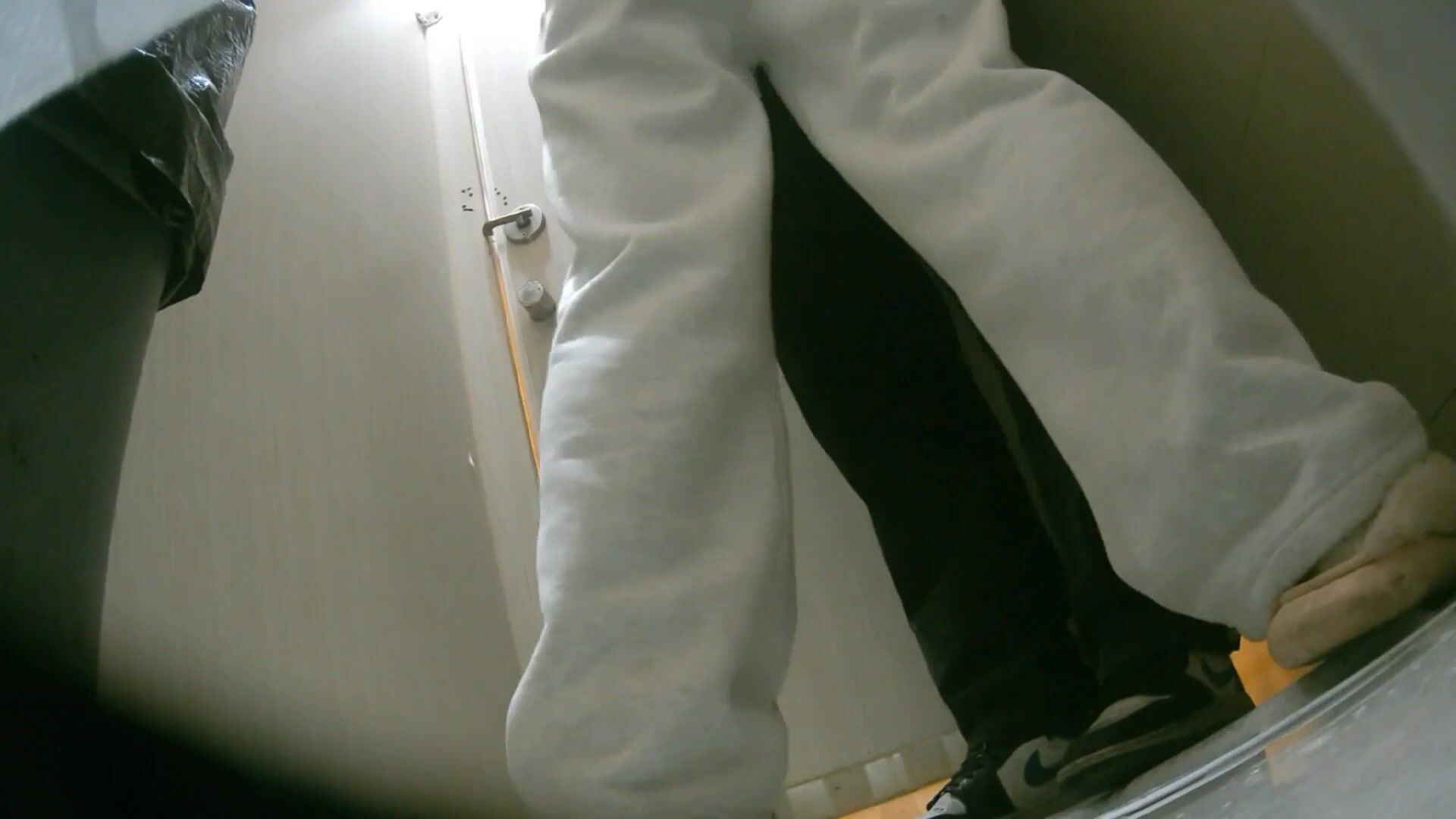 大神潜入KTV女厕女厕全景偷拍多位美女 还有一位在里面打跑的情侣