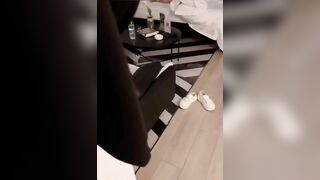 绿帽老公带着巨乳肥臀熟女老婆 约炮20来岁小伙子黑丝大屁股诱惑