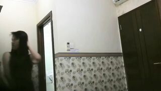 国内屌丝男 冒充网红公司星探越南招聘女主播实则偷拍她们洗澡更衣几个妹子颜值还可以就是皮肤黑了