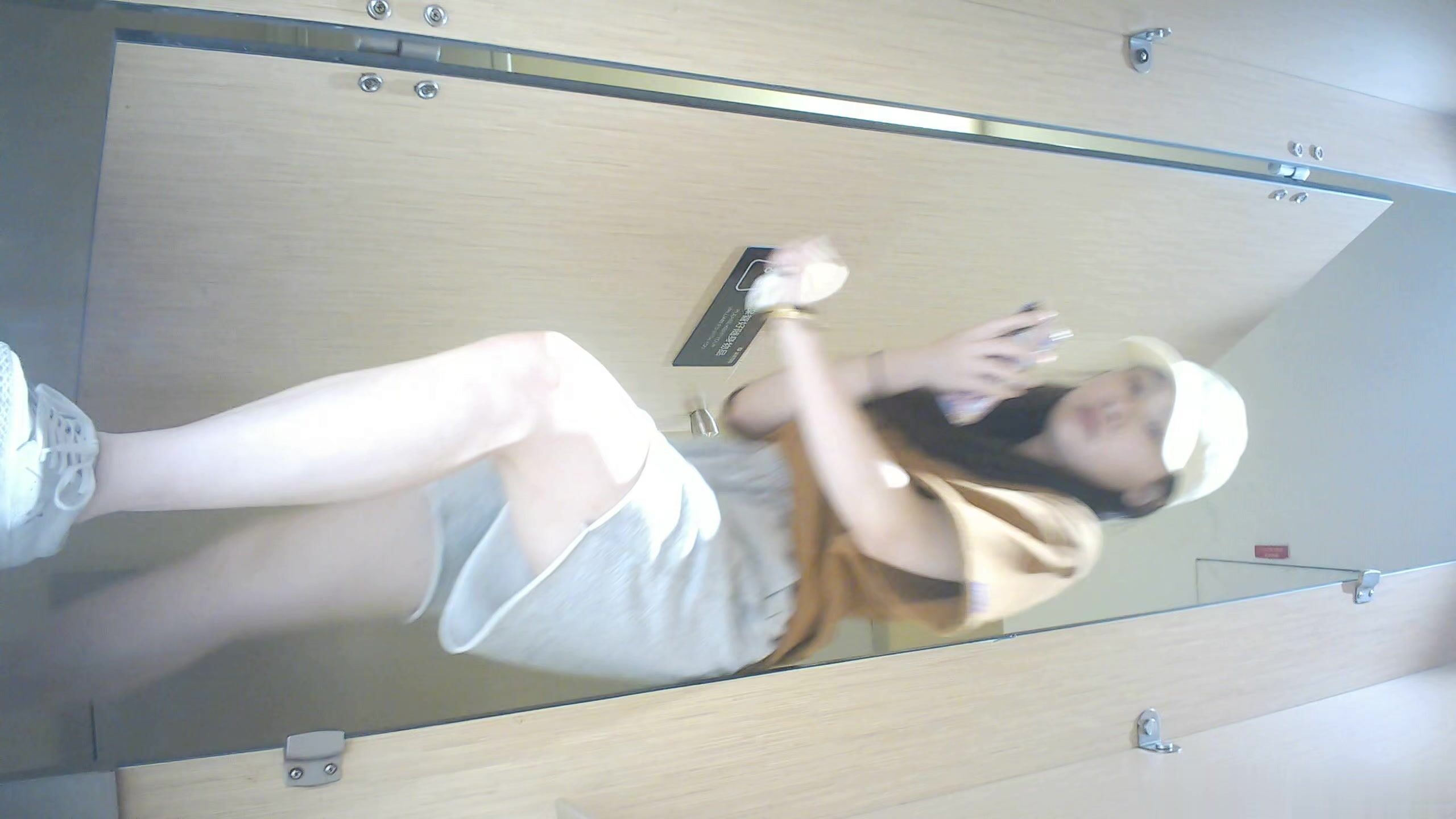 大神潜入商场女厕近距离偷拍18位美女的各种极品美鲍鱼