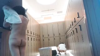最新流出大神潜入❤️国内温泉洗浴会所更衣化妆间偷拍吹头的美女逼毛特别多貌似蹲在更衣室尿尿擦逼