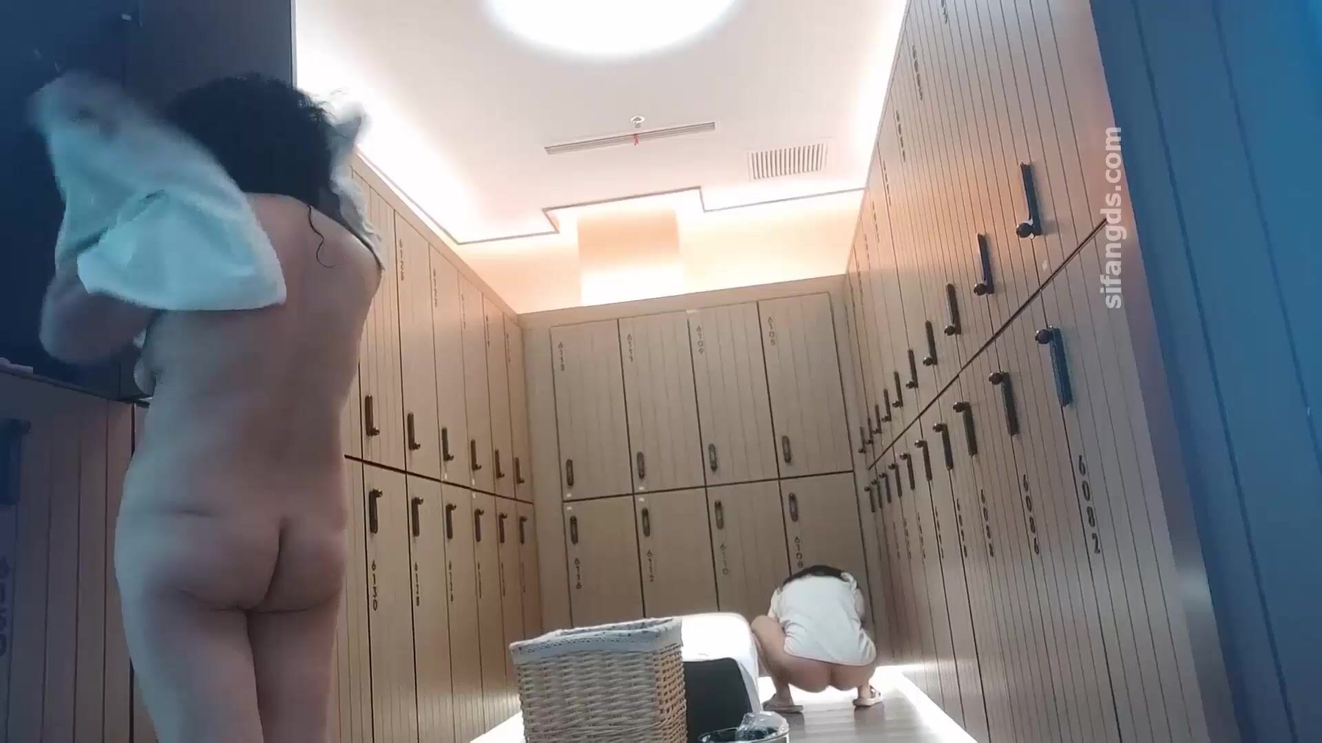 最新流出大神潜入❤️国内温泉洗浴会所更衣化妆间偷拍吹头的美女逼毛特别多貌似蹲在更衣室尿尿擦逼