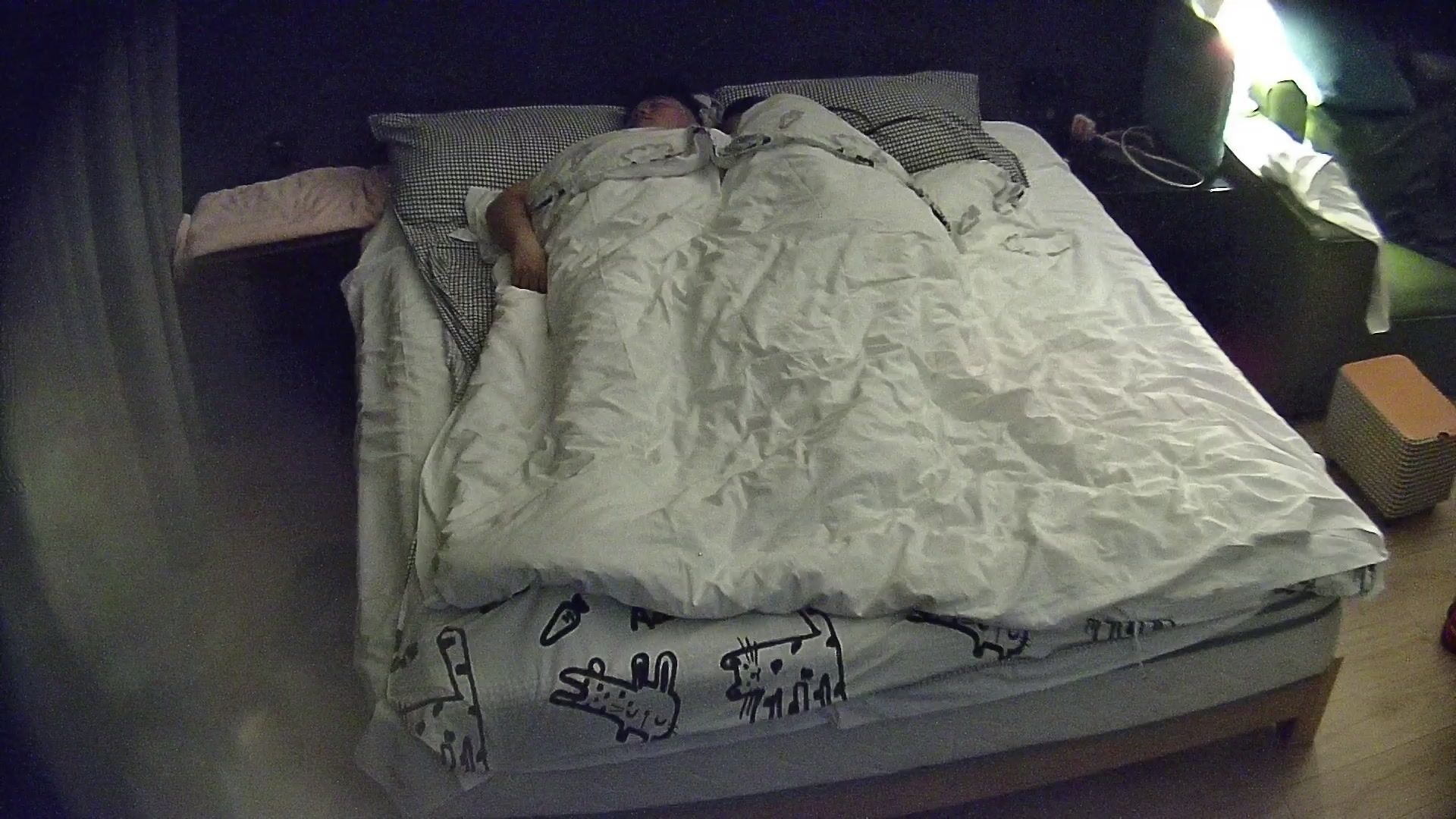 大学城2酒店9-21流出 小胖哥约漂亮学生女友开房 但小胖哥不行呐 都不敢冲 估计冲能秒射 白瞎了