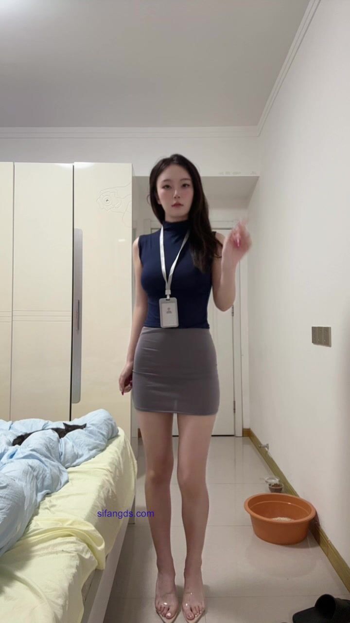 ✨推特举牌女郎博主、邻家高冷小姐姐「不吃草莓」 首次露脸高定，超大尺度裸舞，高跟黑丝，抖臀、阿黑颜大摆锤、抖音风裸舞 17