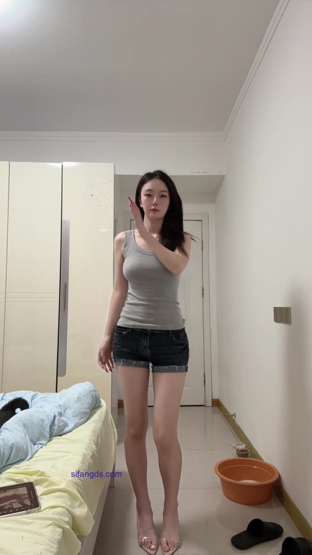 ✨推特举牌女郎博主、邻家高冷小姐姐「不吃草莓」 首次露脸高定，超大尺度裸舞，高跟黑丝，抖臀、阿黑颜大摆锤、抖音风裸舞23