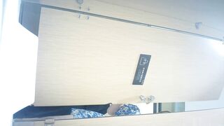 商场女厕全景后拍花裙美女 干干净净的美鲍鱼