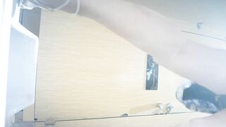 商场女厕全景后拍花裙美女 干干净净的美鲍鱼