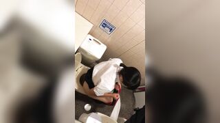 学校附近餐厅女厕偷拍多位漂亮学妹嘘嘘.1