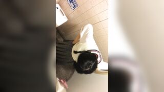 学校附近餐厅女厕偷拍多位漂亮学妹嘘嘘.2