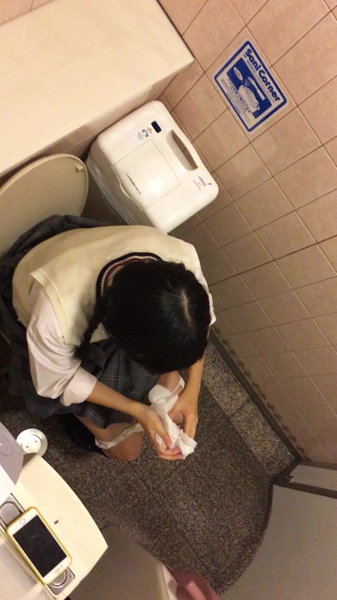 学校附近餐厅女厕偷拍多位漂亮学妹嘘嘘.2