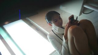 大神潜入酒店女厕全景偷拍4位上班摸鱼的美女职员 躲在里面抽烟玩手机