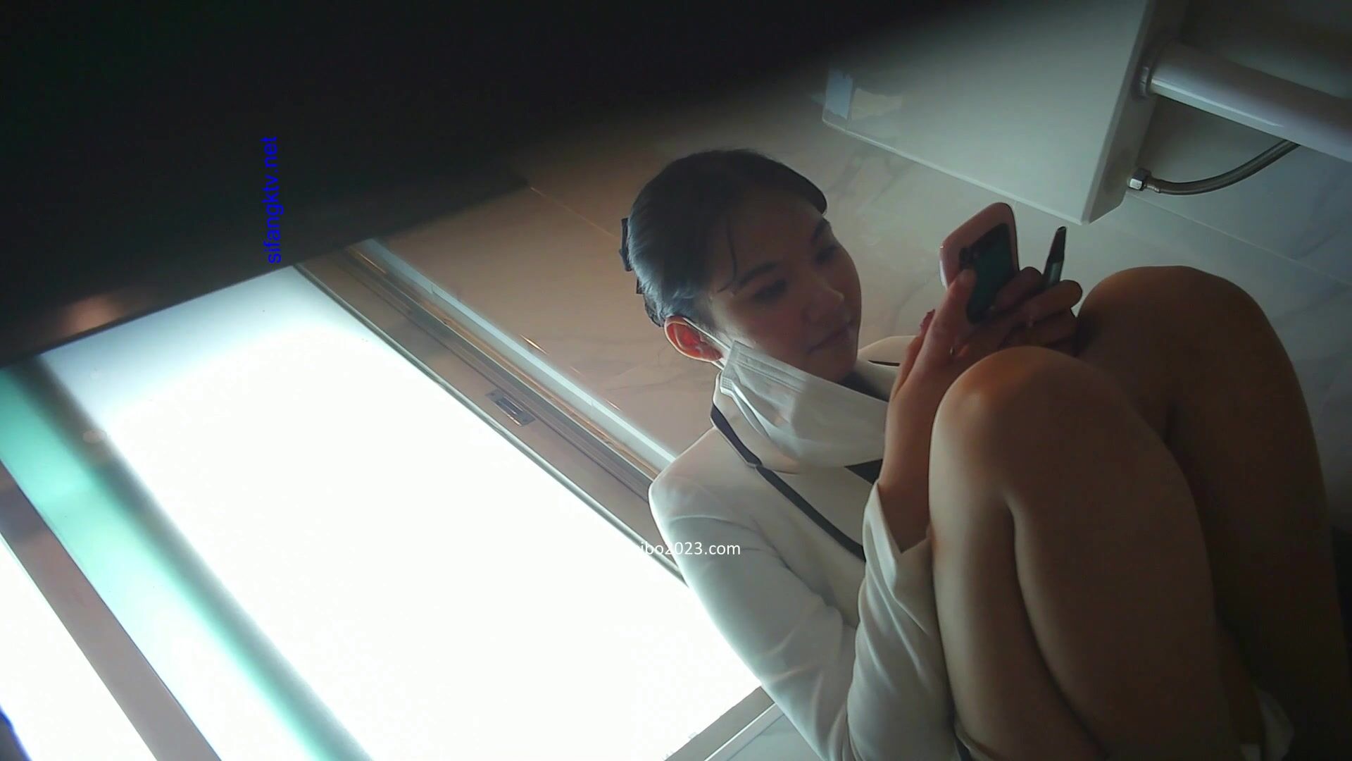 大神潜入酒店女厕全景偷拍4位上班摸鱼的美女职员 躲在里面抽烟玩手机