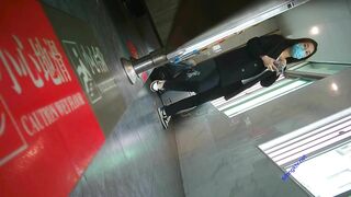 大神潜入酒店女厕全景偷拍4位上班摸鱼的美女职员 躲在里面抽烟玩手机1