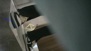 大神潜入酒店女厕全景偷拍4位上班摸鱼的美女职员 躲在里面抽烟玩手机1