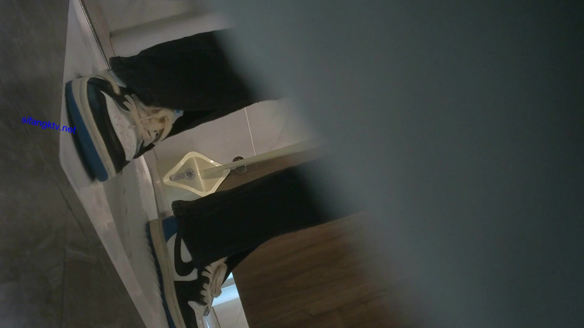 大神潜入酒店女厕全景偷拍4位上班摸鱼的美女职员 躲在里面抽烟玩手机1