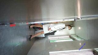 大神潜入酒店女厕全景偷拍4位上班摸鱼的美女职员 躲在里面抽烟玩手机2