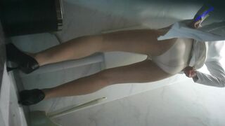 大神潜入酒店女厕全景偷拍4位上班摸鱼的美女职员 躲在里面抽烟玩手机2