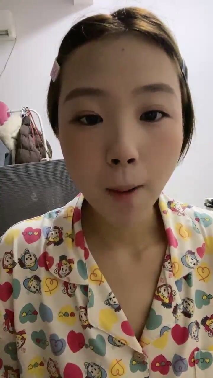 新品福利，鄰家妹清純反差大學生【粉嫩嫩少女】裸舞，噴尿，道具狂插流白漿，相當誘人