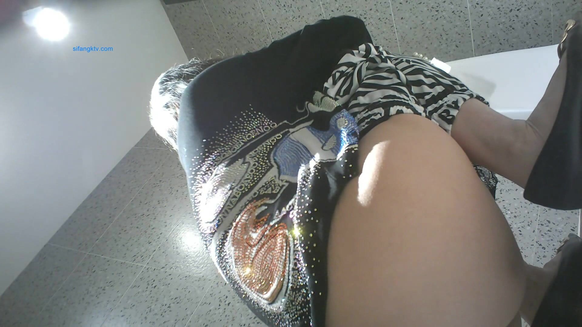 酒店女厕全景偷拍众多的美女❤️各种极品嫩鲍鱼完美展示10