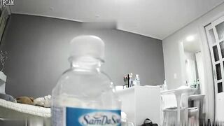 邪恶的房东暗藏摄像头 偷拍身材丰满的少妇洗澡嘘嘘