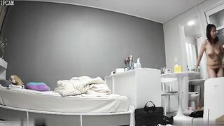 邪恶的房东暗藏摄像头 偷拍身材丰满的少妇洗澡嘘嘘