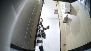 大神潜入酒吧女厕全景偷拍多位美女嘘嘘❤️各种极品鲍鱼完美展示1