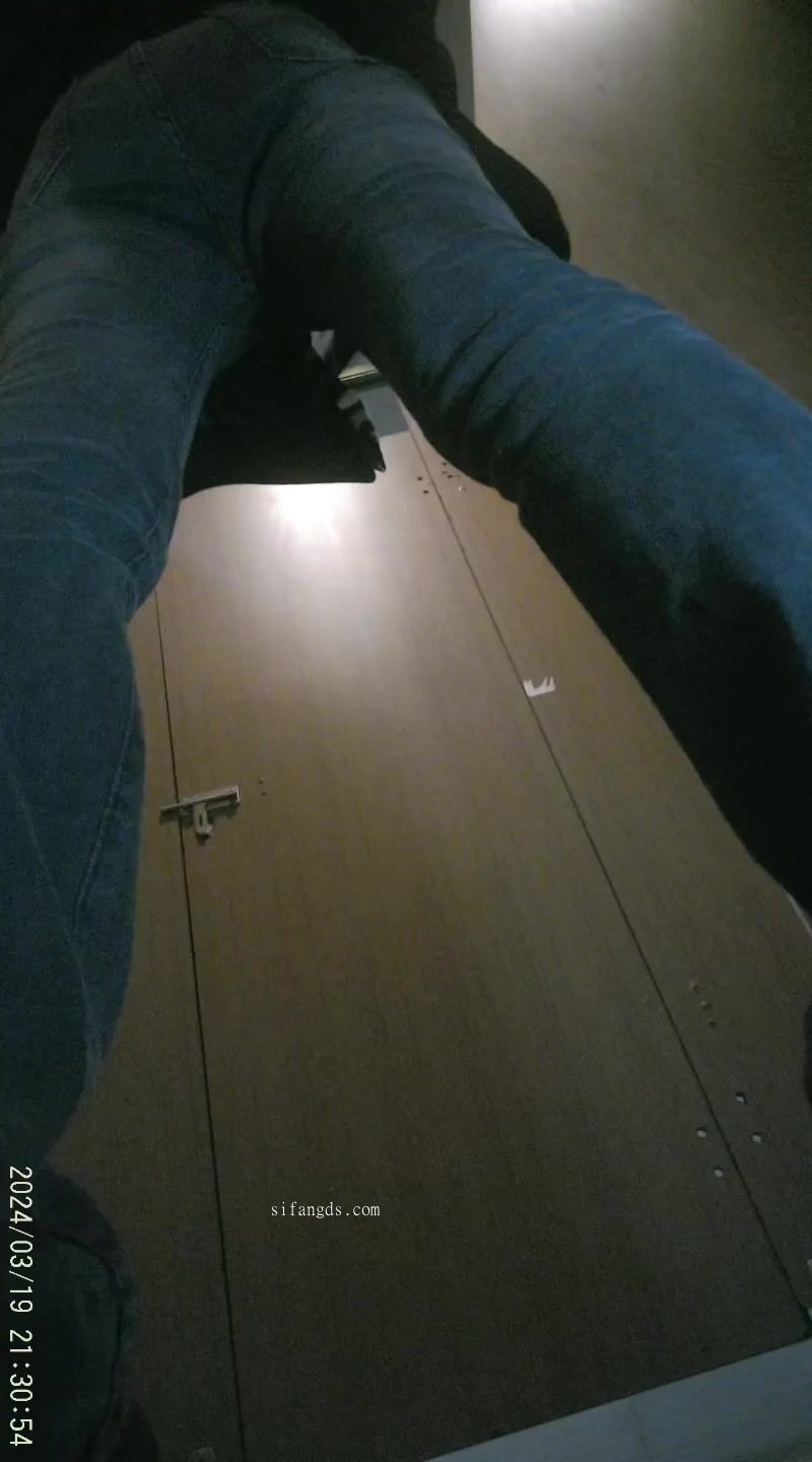 大神潜入购物中心女厕全景后拍❤️9位美女嘘嘘人美B嫩8