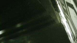 酒吧女厕全景偷拍皮靴美女刚修剪过B毛的嫩鲍鱼 好想尝一尝什么味道