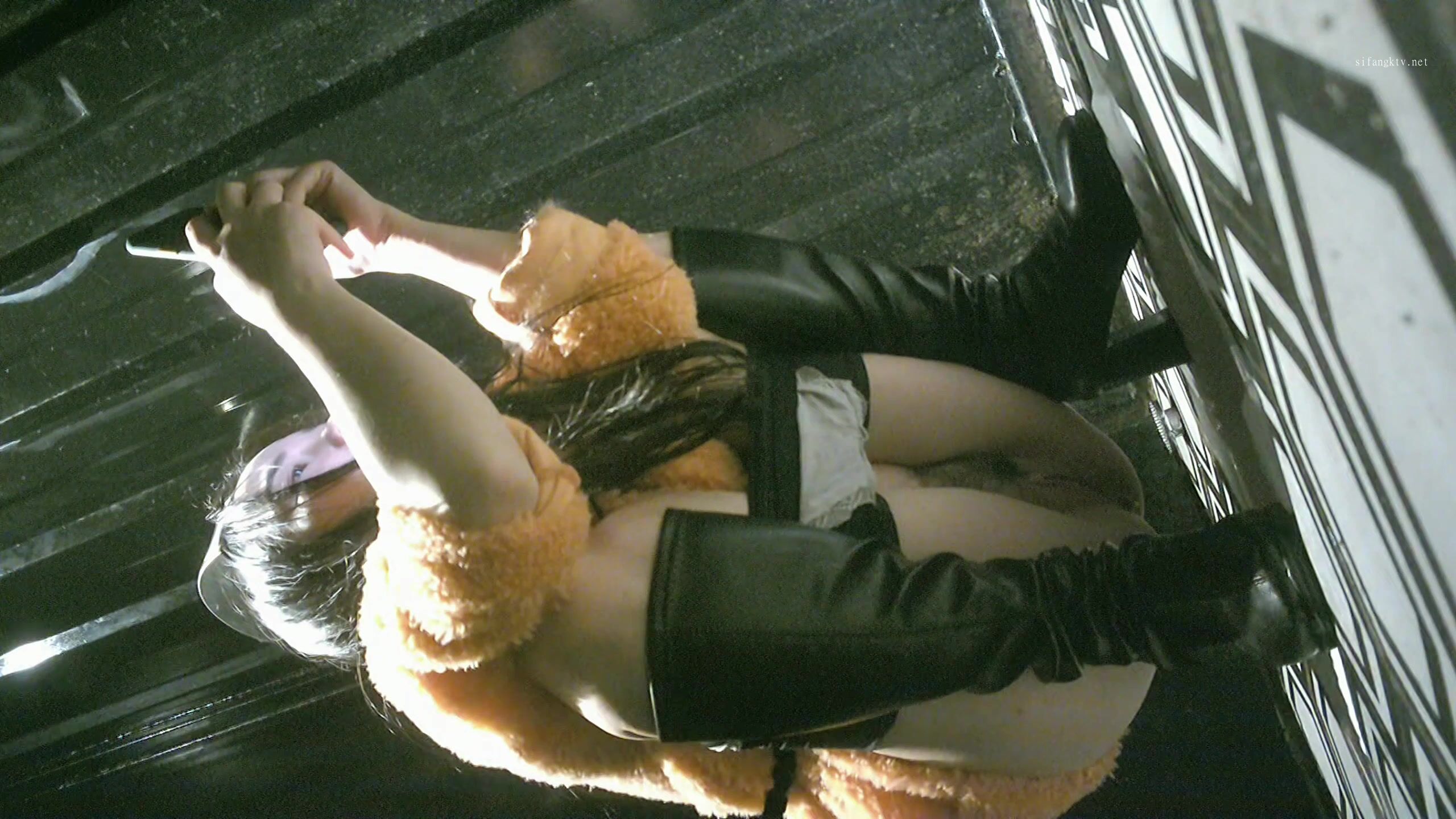 酒吧女厕全景偷拍皮靴美女刚修剪过B毛的嫩鲍鱼 好想尝一尝什么味道