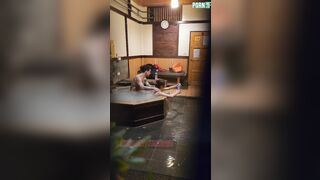 大神潜入高档洗浴中心情侣套间 偷窥纹身哥帮极品少妇抠鲍鱼洗BB顺带打一炮