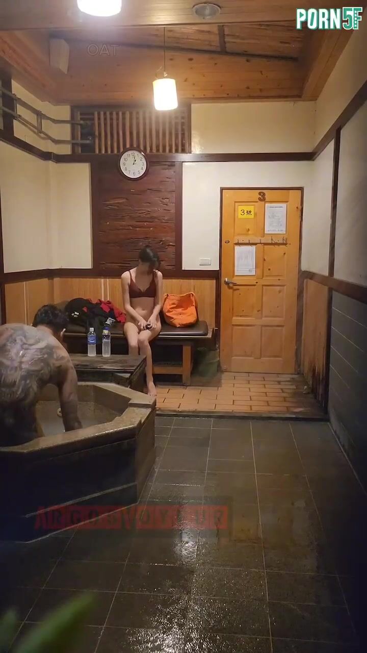 大神潜入高档洗浴中心情侣套间 偷窥纹身哥帮极品少妇抠鲍鱼洗BB顺带打一炮