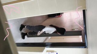 大神冒死潜入写字楼携带高清设备偷拍几位美女职员 人美BB也嫩