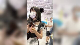 【KFC】女仆裝COSER獨自逛街等人·短絲襪白色内内身材不錯