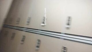 九月新流出❤️大神潜入国内洗浴会所更衣室锁身偷拍手上纹身的苗条美女