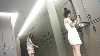 九月新流出❤️大神潜入国内洗浴会所更衣室锁身偷拍手上纹身的苗条美女