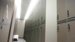 九月新流出❤️大神潜入国内洗浴会所更衣室锁身偷拍手上纹身的苗条美女