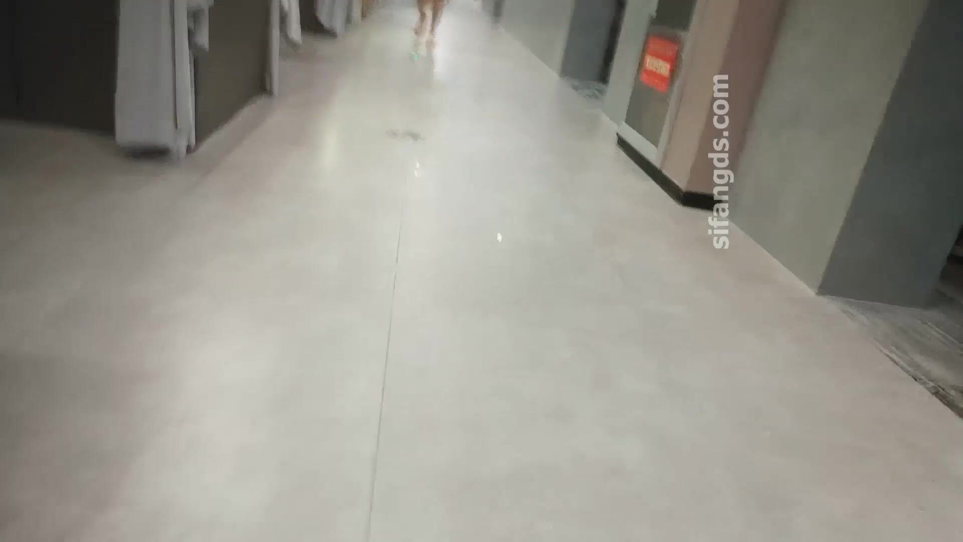 九月新流出❤️大神潜入国内洗浴会所更衣室锁身偷拍手上纹身的苗条美女