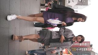 大神尾随偷拍美女裙底风光外表很骚的美女果然穿着丁字裤