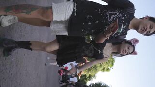 大神尾随偷拍美女裙底风光外表很骚的美女果然穿着丁字裤