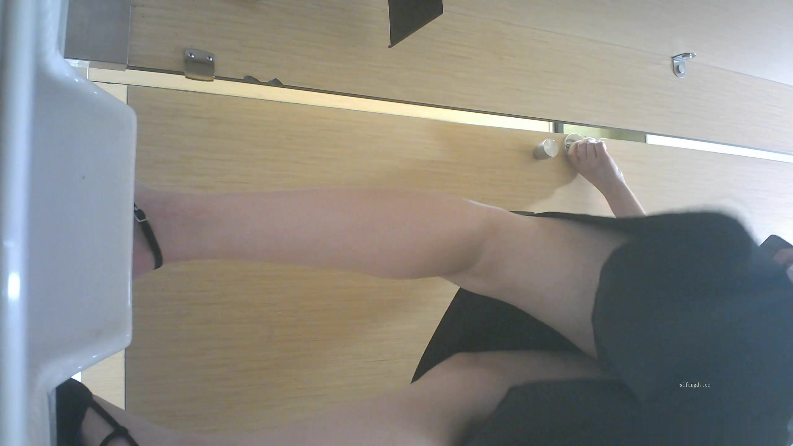 大神潜入商场女厕近距离偷拍18位美女的各种极品美鲍鱼0