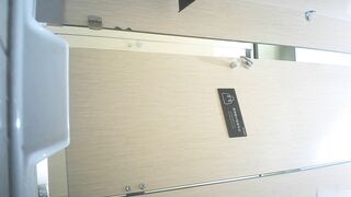 大神潜入商场女厕近距离偷拍18位美女的各种极品美鲍鱼1