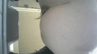 大神潜入商场女厕近距离偷拍18位美女的各种极品美鲍鱼1