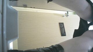 大神潜入商场女厕近距离偷拍18位美女的各种极品美鲍鱼1